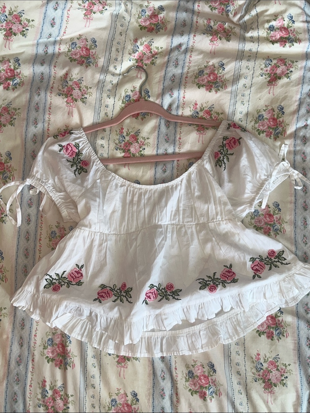 (100% cotton) japna white peasant top with puff sleeves and rose embroidery